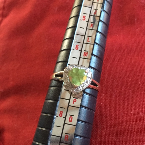 Peridot Heart 10KG Ring - Picture 2 of 5